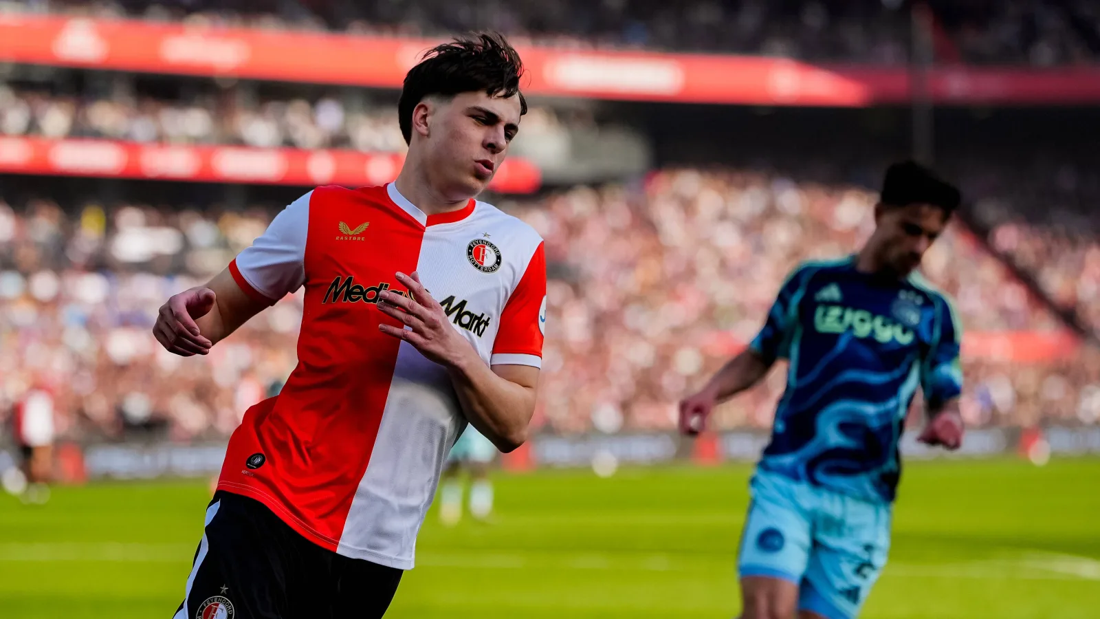 Leo Sauer in a VfB Stuttgart shirt after joining from Feyenoord